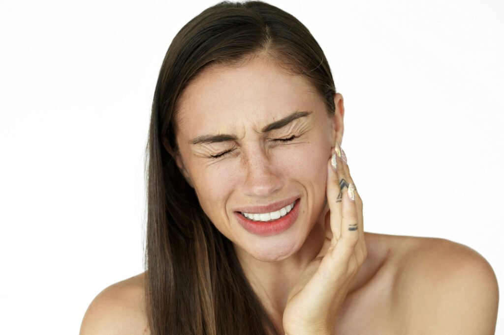 Žena s citlivými zubami
